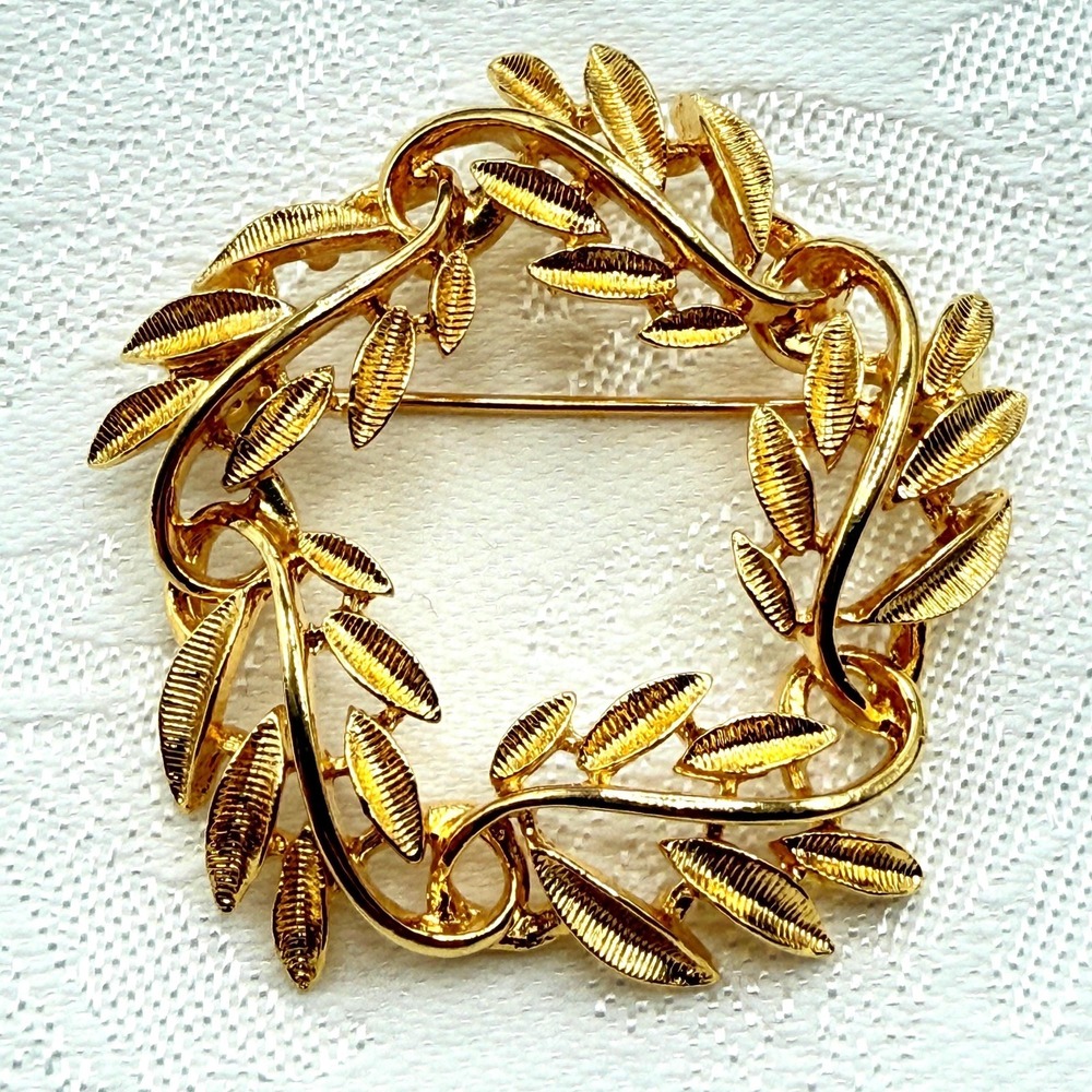 Vintage Signed Round Napier Gold Tone Leaf Wreath Brooch Pin